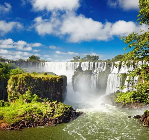 Iguazú — Still & Trail